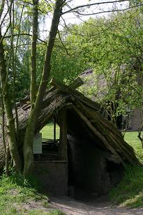 Das Grubenhaus des Sachsenhofs, ein kleines Gebäude in einer Grube