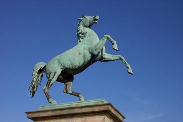 Bronzestatue eines sich aufbäumenden Pferdes vor blauem Himmel – das Niedersachsenross