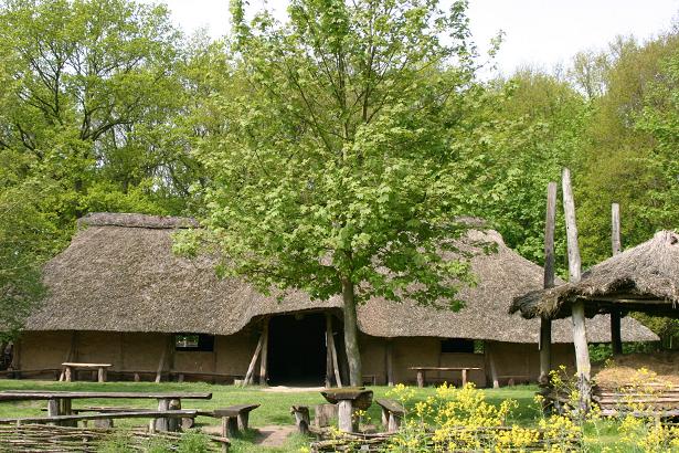Rekonstruierte Gebäude des Sachsenhofs mit reetgedeckten Dächern